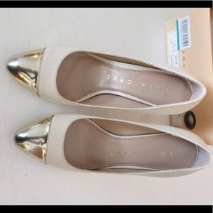 NEW Ivory and gold cap toe heels by Lola Cruz